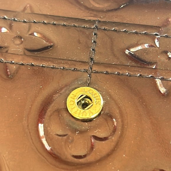 Authentic Louis Vuitton monogram vernis Sara wallet.